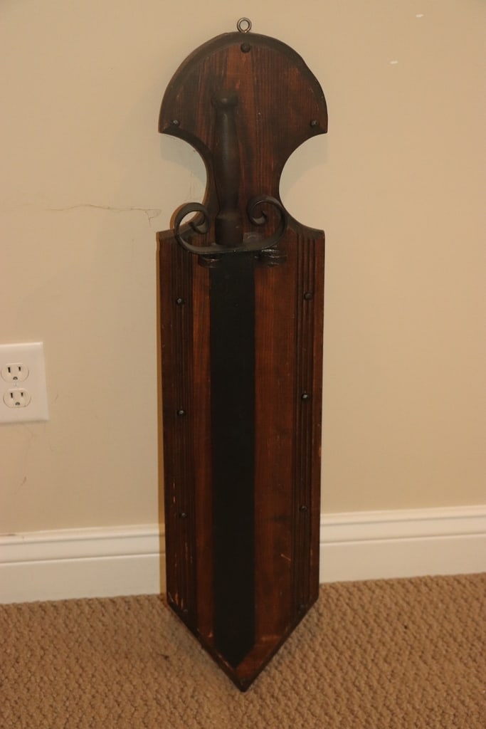 DECORATIVE DAGGER: A DECORATIVE DAGGER MOUNTED ON WOOD. VERY GOOD CONDITION 16" 