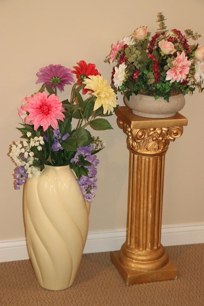 DECORATIVE VASES: A PAIR OF DECORATIVE VASES INCLUDING ONE WITH A COLUMN PEDASTAL. VERY GOOD CONDITION. 
