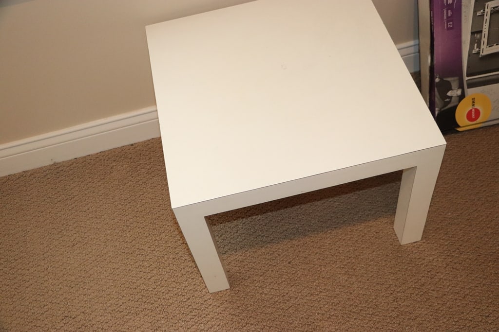 TABLES: A GROUP OF 3 MATCHING IKEA STYLE TABLES. VERY GOOD CONDITION. 