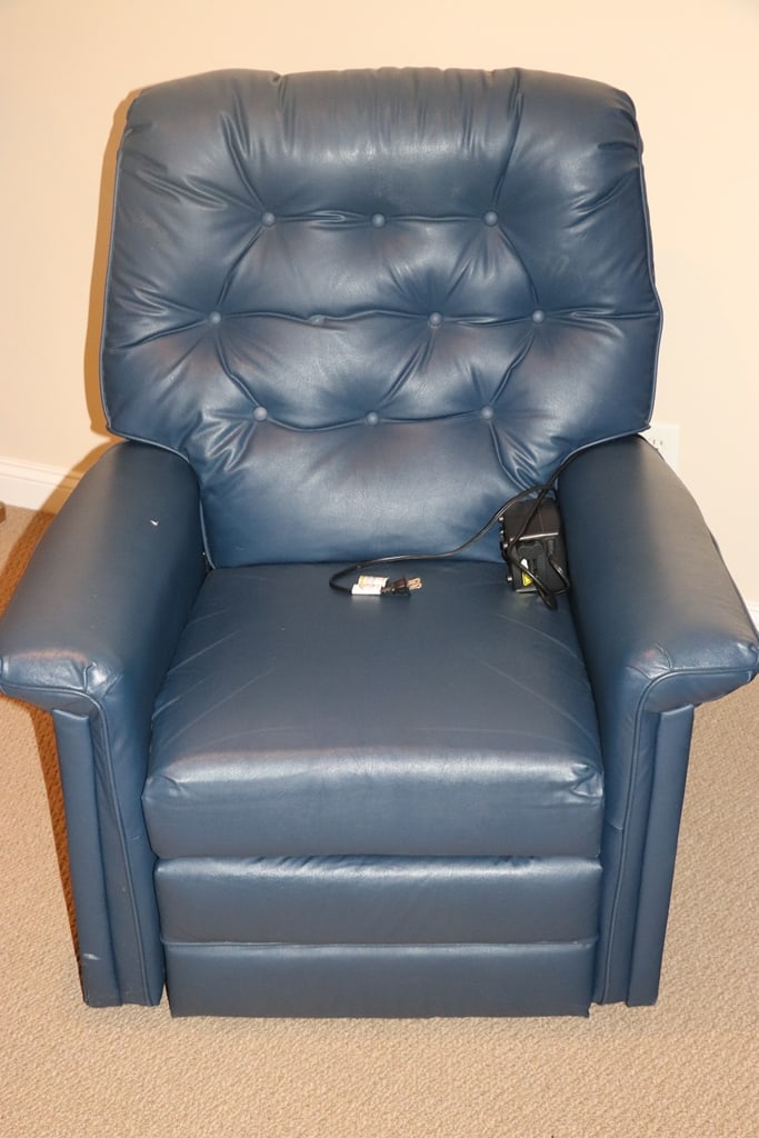 LIFT CHAIR: A LIFT CHAIR RECLINER. UNTESTED. 