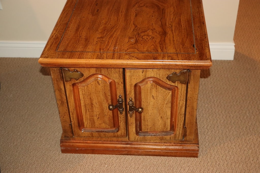 SIDE TABLE: A VINTAGE SQUARE SIDE TABLE. VERY GOOD CONDITION. 24" X 26" X 26"