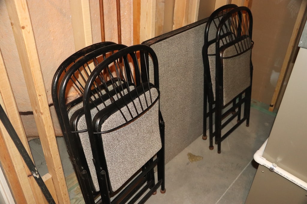 VINTAGE CARD TABLE: A VINTAGE CARD TABLE AND 6 CHAIRS. VERY GOOD CONDITION. 