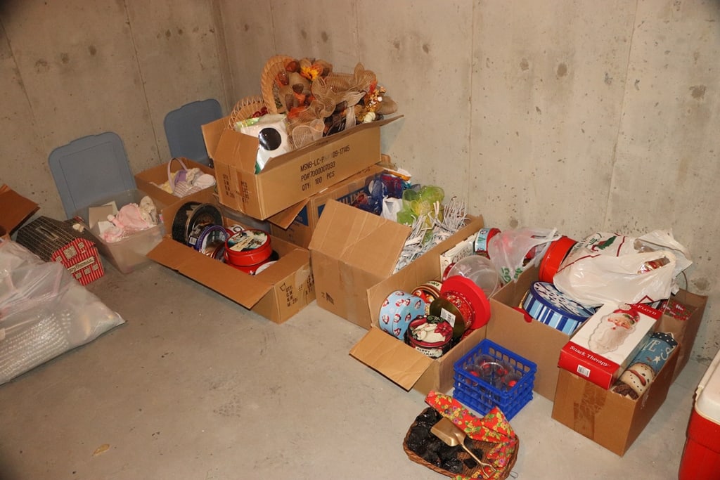 HOLIDAY TREASURE HUNT: A LARGE GROUP OF HOLIDAY ITEMS FOR EASTER, HALLOWEEN AND CHRISTMAS. GREAT LOT TO RESELL OR HUNT FOR NEAT ITEMS TO ADD TO YOUR COLLECTION. 