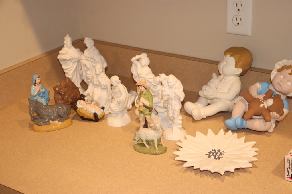 VINTAGE CERAMIC FIGURES (1 of 2)