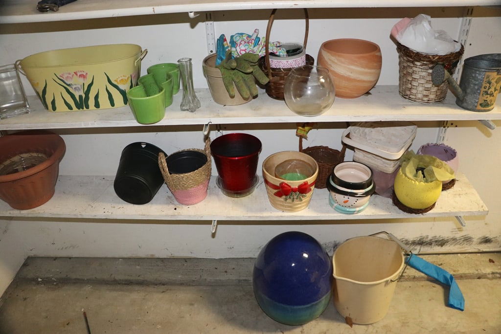 FLOWER POT/GARDENING LOT: A GROUP OF GARDENING AND FLOWER POT ITEMS. VERY GOOD CONDITION. 
