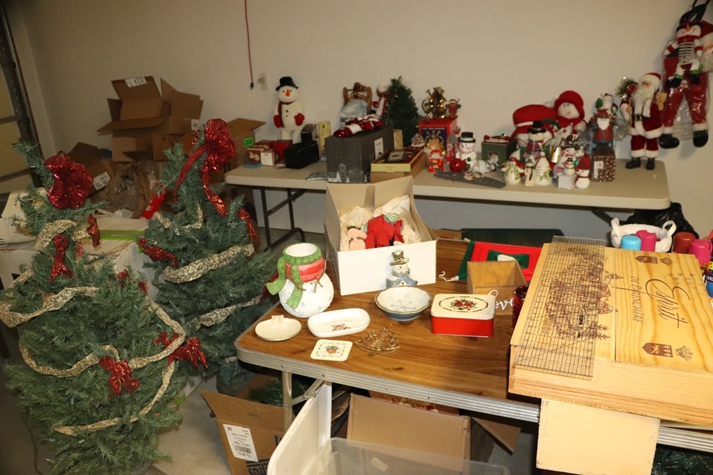 CHRISTMAS TREASURE HUNT: A LARGE GROUP OF CHRISTMAS DECORATIONS AND ITEMS. 