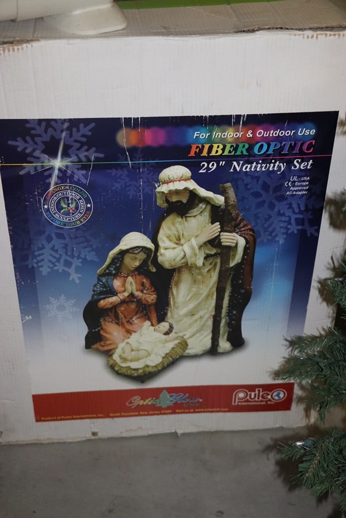 BLOW MOLD SET: A FIBER OPTIC NATIVITY BLOW MOLD SET. VERY GOOD CONDITION. 