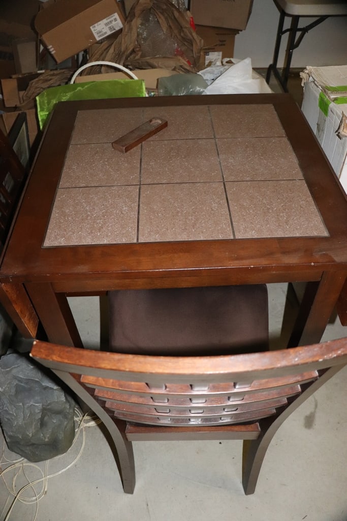 VINTAGE TABLE & CHAIRS: A VINTAGE DROP SIDE GAME TABLE WITH 2 CHAIRS. VERY GOOD CONDITION. 