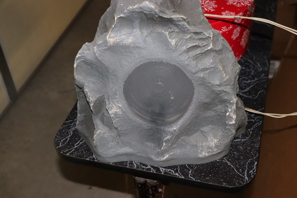 ROCK SPEAKERS: A PAIR OF GARDEN FAUX ROCK SPEAKERS. UNTESTED. 