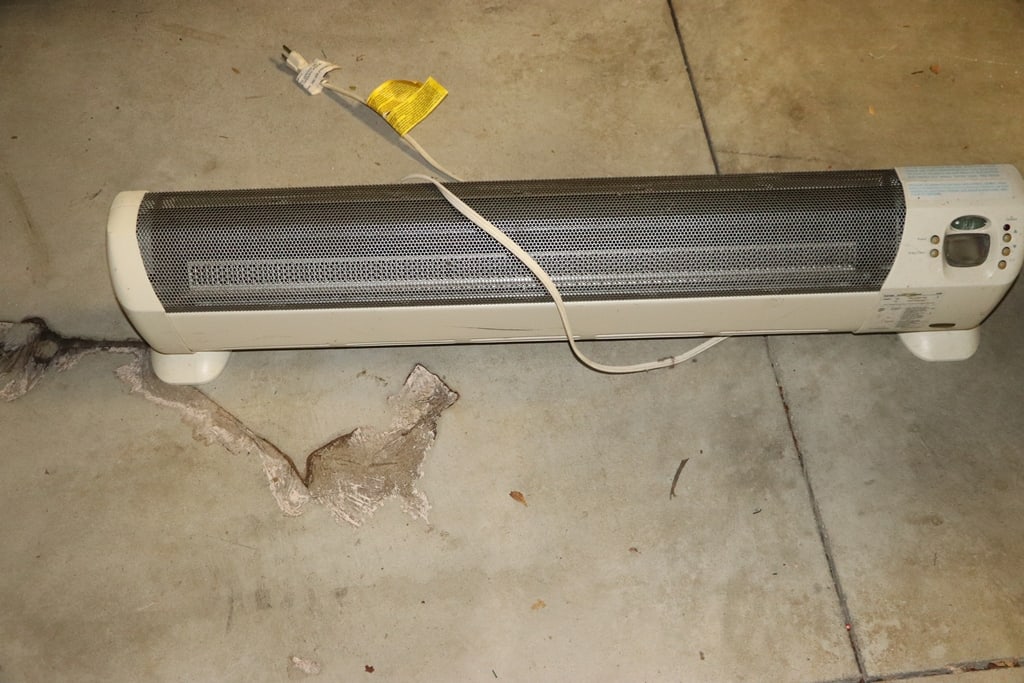 HEATER: AN ELECTRIC SPACE HEATER. VERY GOOD CONDITION. 