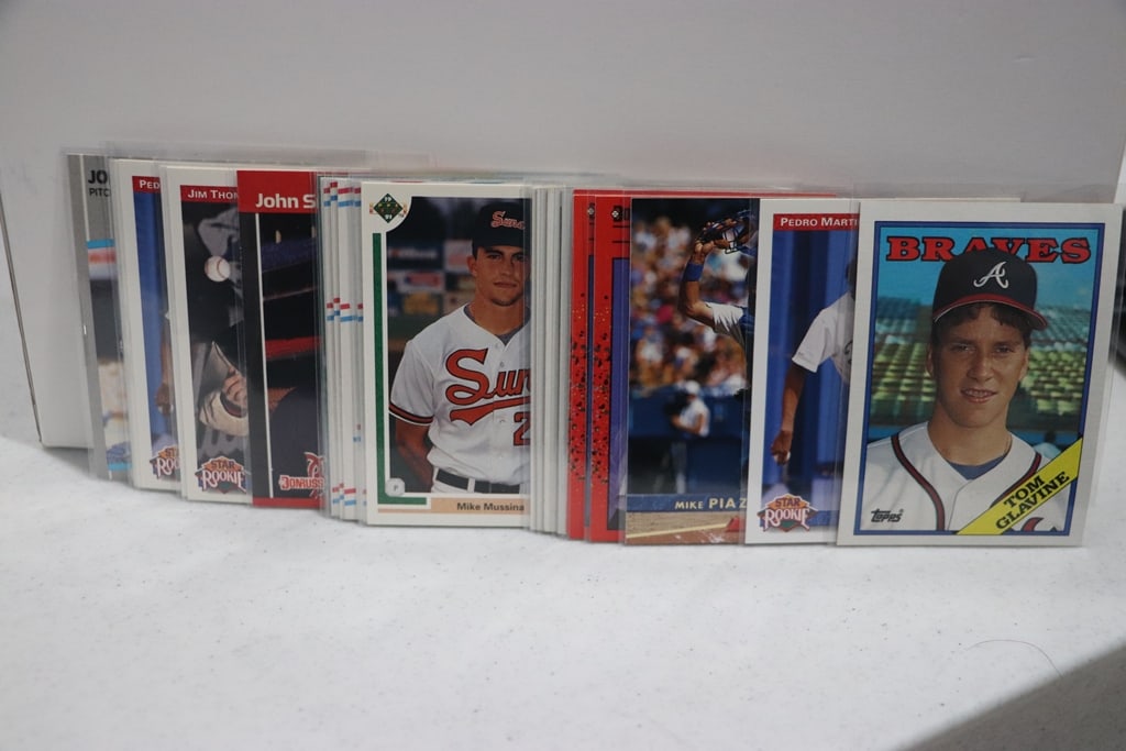 BASEBALL HALL OF FAMER ROOKIE CARDS LOT OF 26: NEAR MINT OR BETTER CONDITION 