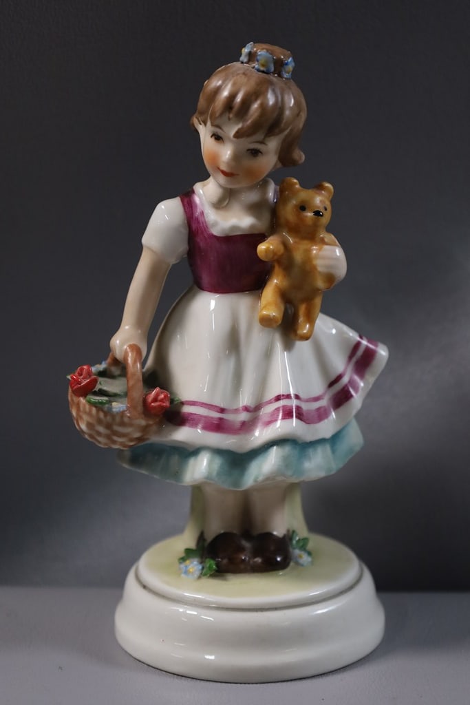 VINTAGE GOEBEL FIGURE: A VINTAGE 1968 GOEBEL FIGURE OF A GIRL. VERY GOOD CONDITION. 5.75" 