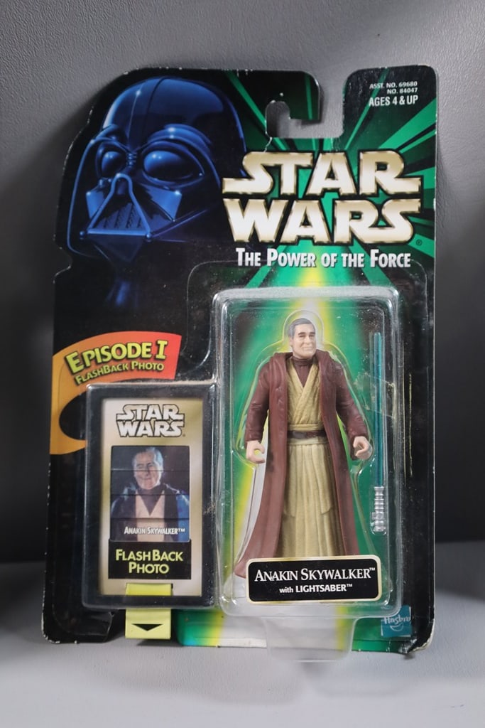 STAR WARS FIGURE: A BRAND NEW STAR WARS POWER OF THE FORCE OLD ANAKIN WITH LIGHTSABER FIGURE. 