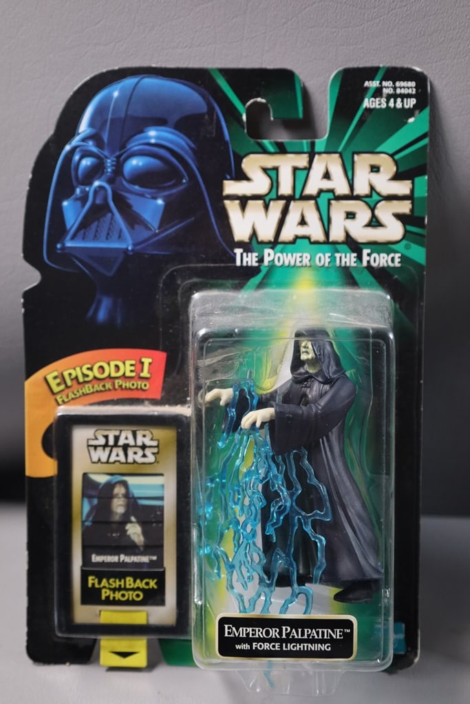 STAR WARS FIGURE: A BRAND NEW STAR WARS POWER OF THE FORCE EMPEROR PALPATINE WITH LIGHTNING FIGURE. 