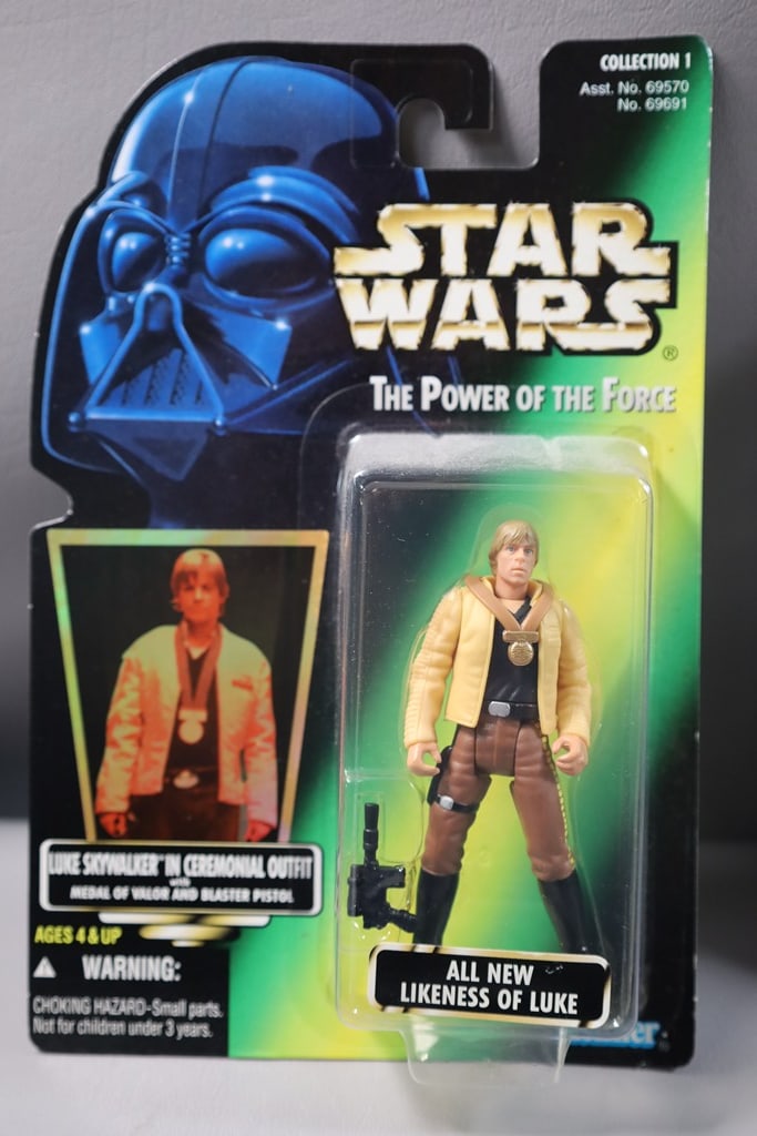 STAR WARS FIGURE: A BRAND NEW STAR WARS POWER OF THE FORCE LUKE CEREMONIAL FIGURE. 