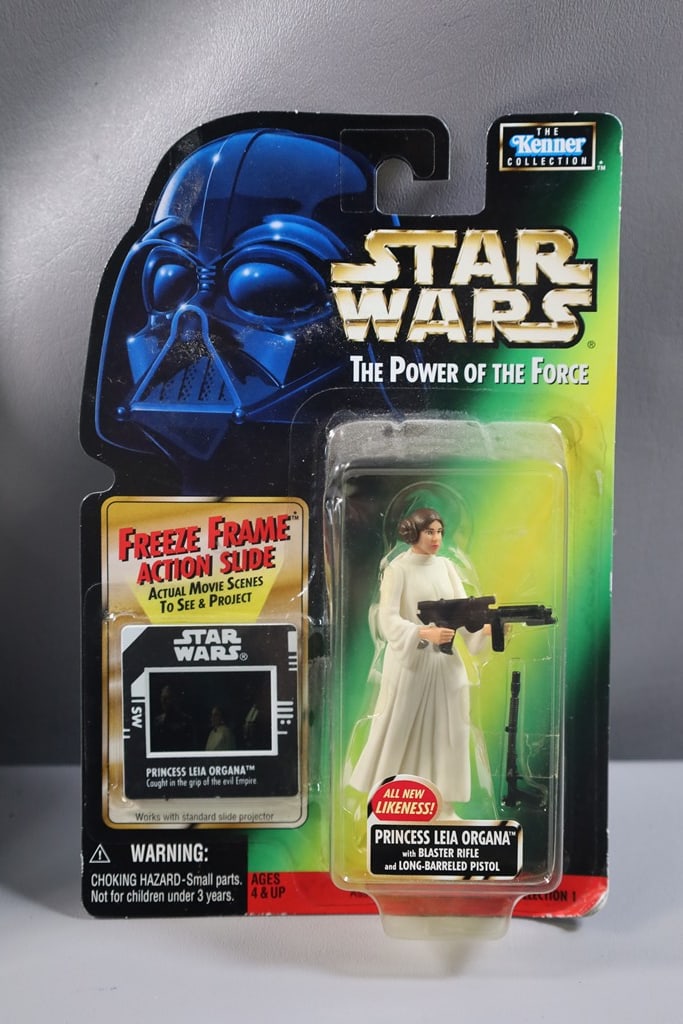 STAR WARS FIGURE: A BRAND NEW STAR WARS POWER OF THE FORCE PRINCESS LEIA WITH RIFLE FIGURE. 