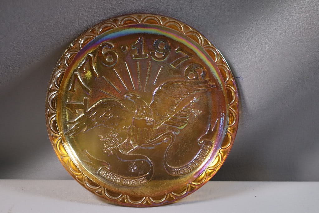 VINTAGE CARNIVAL GLASS: A VINTAGE BI-CENTENNIAL CARNICAL GLASS PLATE. VERY GOOD CONDITION. 8" 