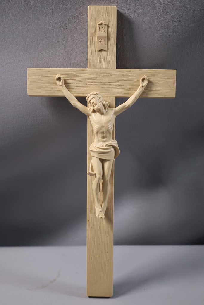 VINTAGE CRUCIFIX (1 of 1)