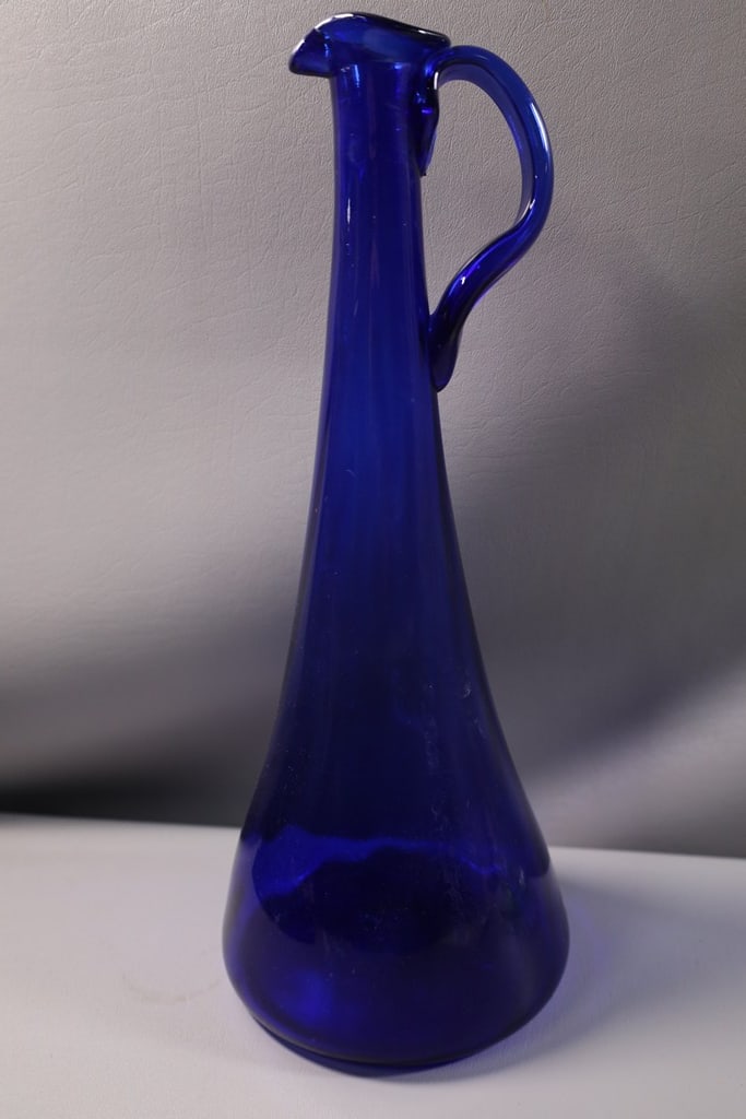 VINTAGE DECANTER: A VINTAGE COBALT BLUE DECANTER. VERY GOOD CONDITION. 15" 