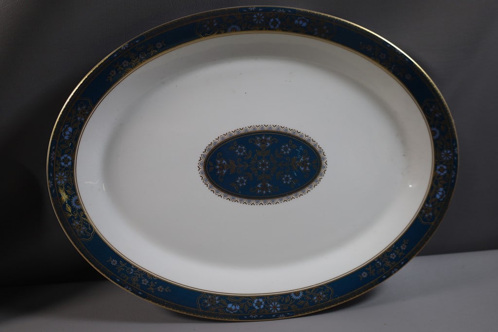 ROYAL DOULTON CARLYLE CHINA: A ROYAL DOULTON CARLYLE 16" OVAL PLATTER. VERY GOOD CONDITION. 