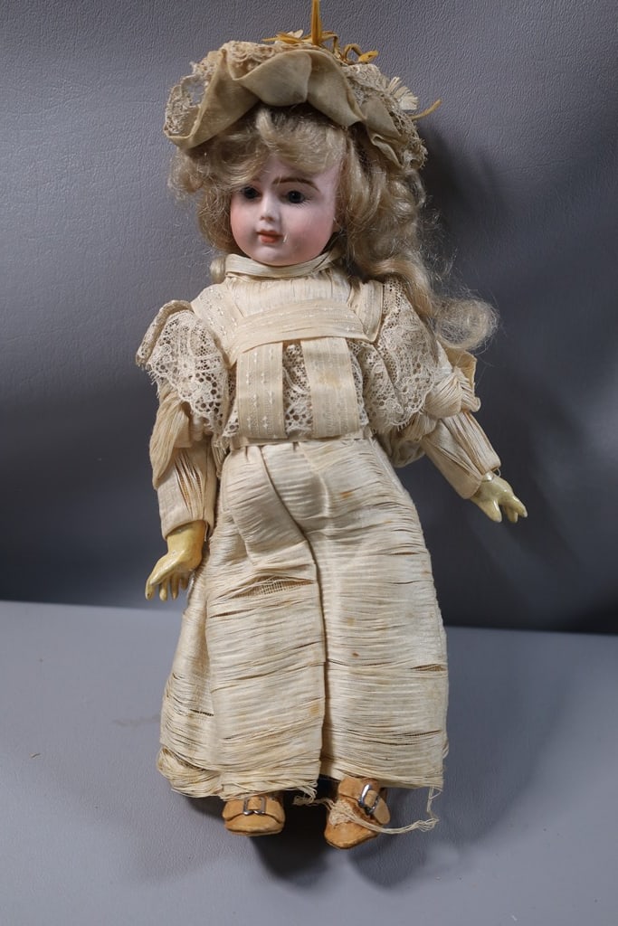 ANTIQUE BRU JNE DOLL (1 of 2)