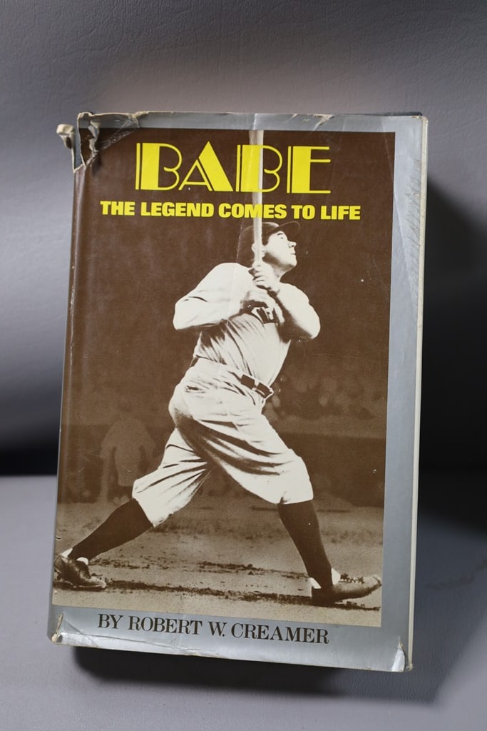 BABE RUTH BOOK: A 1974 BABE RUTH BOOK. GOOD CONDITION. 