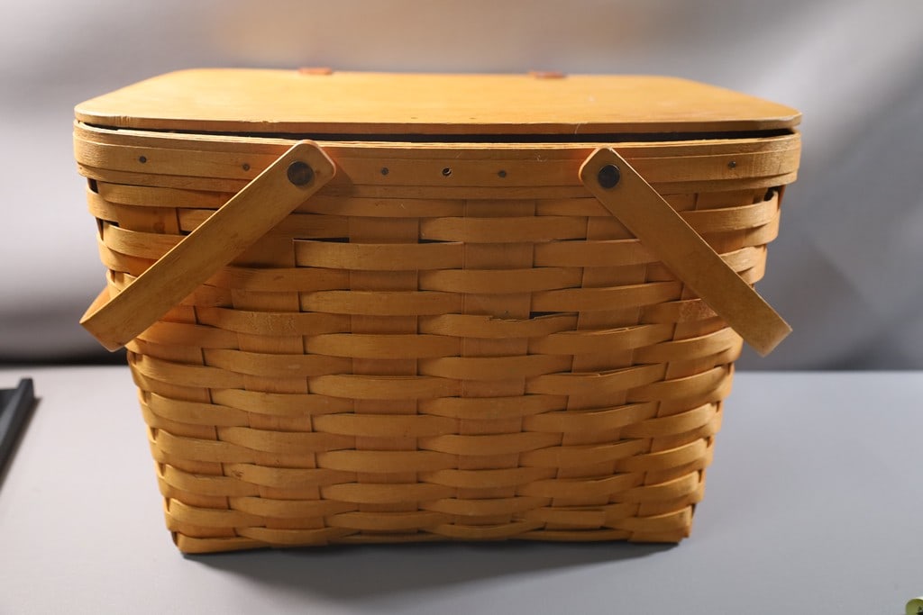 LONGABERGER BASKET: A LONGABERGER PICNIC STYLE BASKET. VERY GOOD CONDITION.