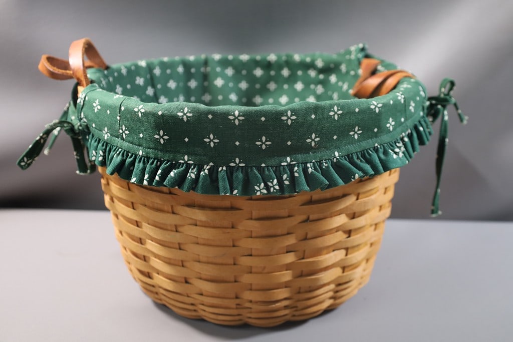LONGABERGER BASKET: A ROUND LONGABERGER BASKET. VERY GOOD CONDITION. 9" T
