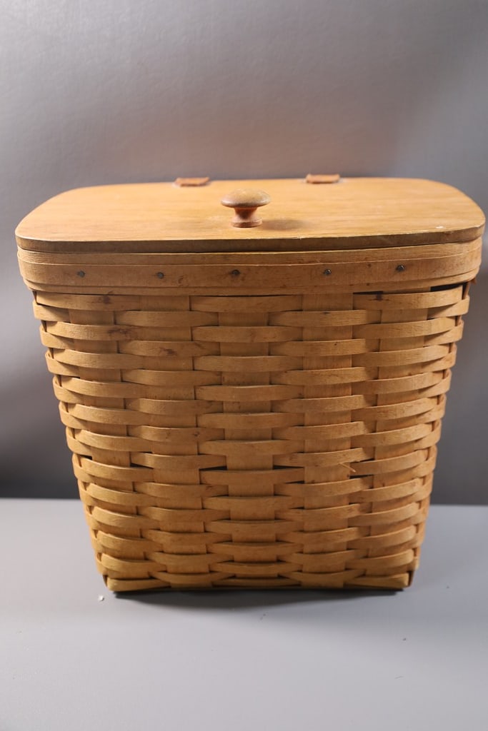 LONGABERGER BASKET: A LONGABERGER BASKET WITH LID. VERY GOOD CONDITION. 11.5" T 