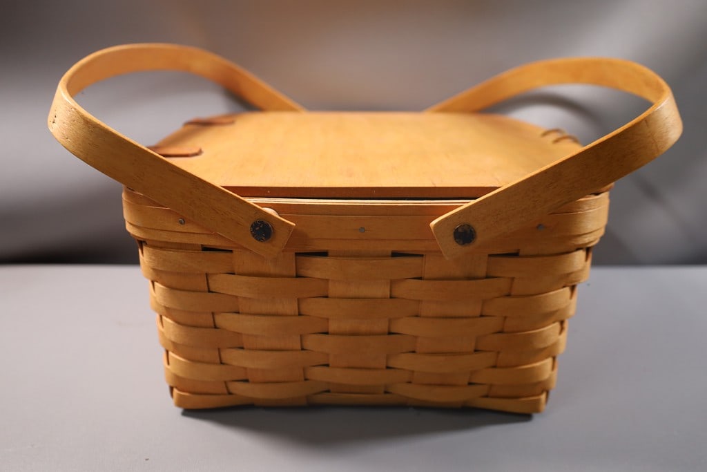 LONGABERGER BASKET: A LONGABERGER PIE BASKET WITH INSERT. VERY GOOD CONDITION. 