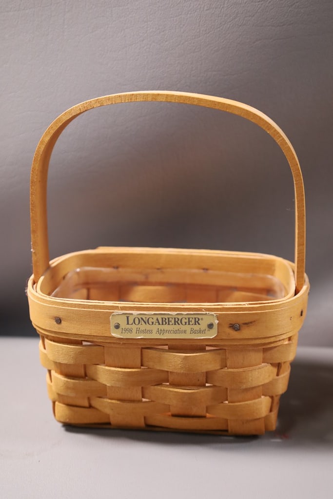 LONGABERGER BASKET: A 1998 LONGABERGER HOSTESS BASKET. VERY GOOD CONDITION. 7"T 