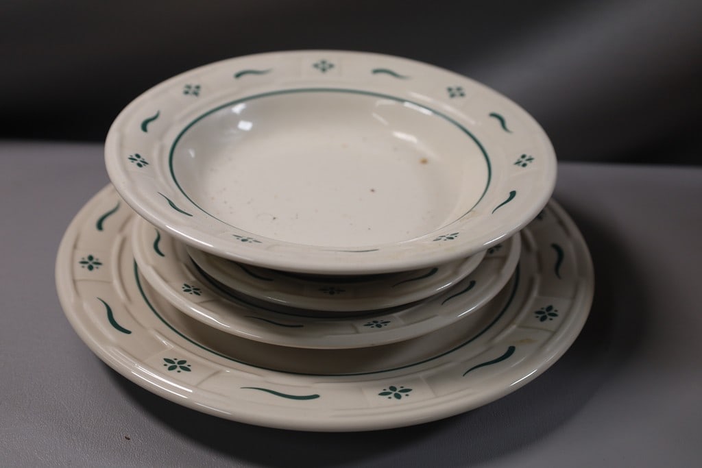 LONGABERGER POTTERY: A LONGABERGER POTTERY DISH SET WITH DINNER PLATE, SALAD PLATE, SAUCER AND BOWL. VERY GOOD CONDITION. 