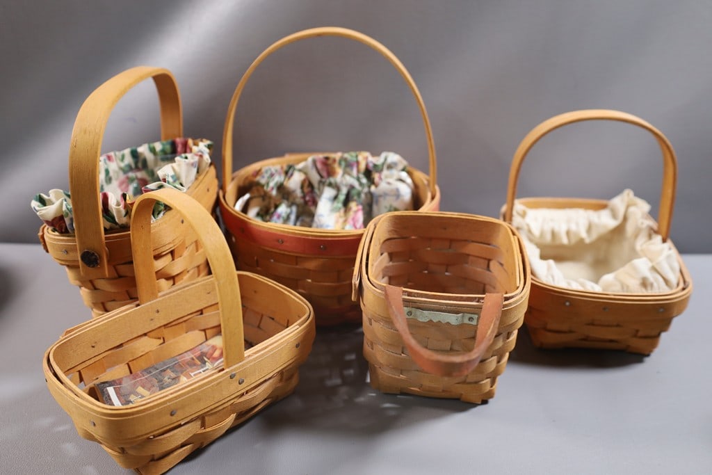 LONGABERGER BASKET: A GROUP OF 5 SMALLER LONGABERGER BASKETS. VERY GOOD CONDITION. 