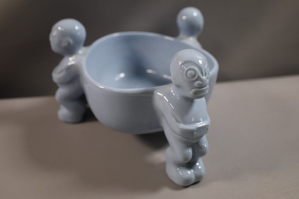 SCORPION BOWL: A TEPCO 3 FIGURE SCORPION BOWL. VERY GOOD CONDITION. 5.75" X 8" 