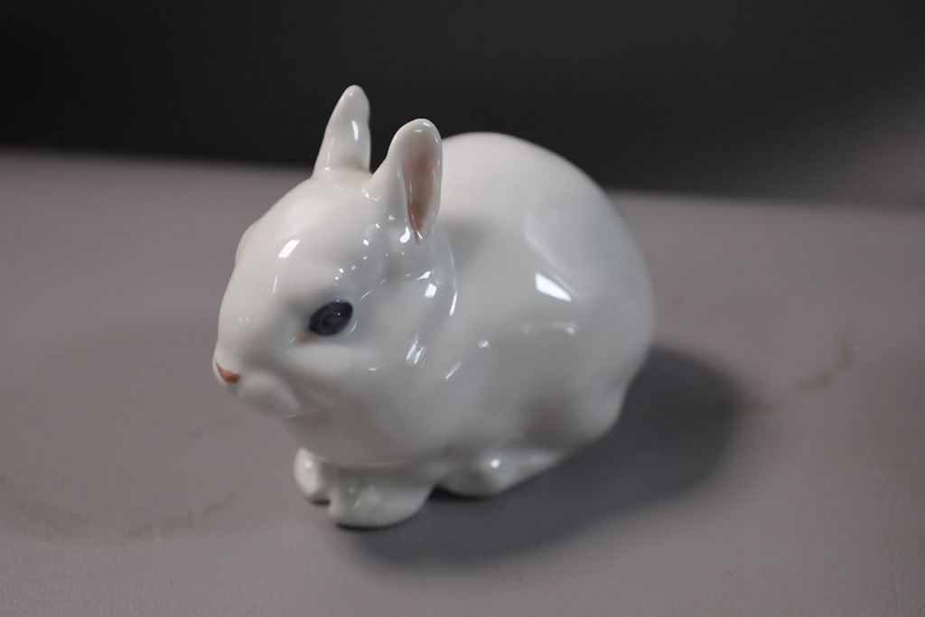 ROYAL COPENHAGEN FIGURE: A ROYAL COPENHAGEN BUNNY PORCELAIN FIGURE. VERY GOOD CONDITION. 3" 