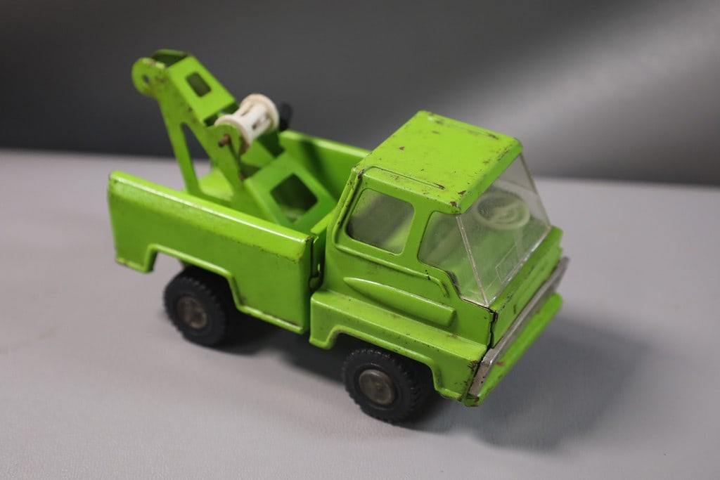 VINTAGE CRAGSTON: A VINTAGE CRAGSTON METAL TOW TRUCK. GOOD CONDITION. 