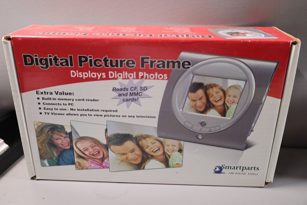 DIGITAL PHOTO FRAME: A GENTLY USED DIGITAL PHOTO FRAME. 