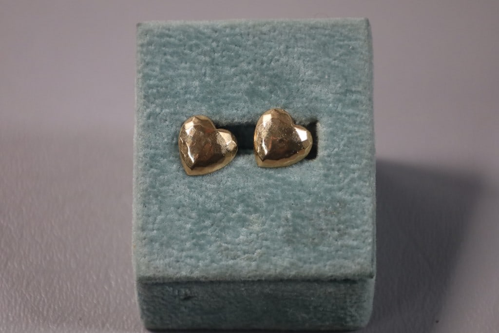 14K EARRINGS: A PAIR OF 14K GOLD HEART SHAPED EARRINGS. 0.4 GRAMS 