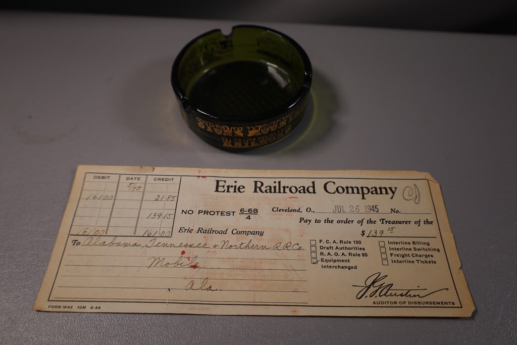 VINTAGE RAILROAD: A GROUP OF VINTAGE RAILROAD ITEMS WITH A STONE MOUNTAIN ASHTRAY AND 1940'S ERIE RAILROAD RECEIPTS. 