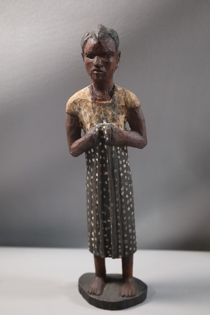 VINTAGE WOOD FIGURE: A VINTAGE WOOD HAND CARVED FIGURE. MOST LIKELY A SOUVENIR FROM A FOREIGN COUNTRY. 9.75" 