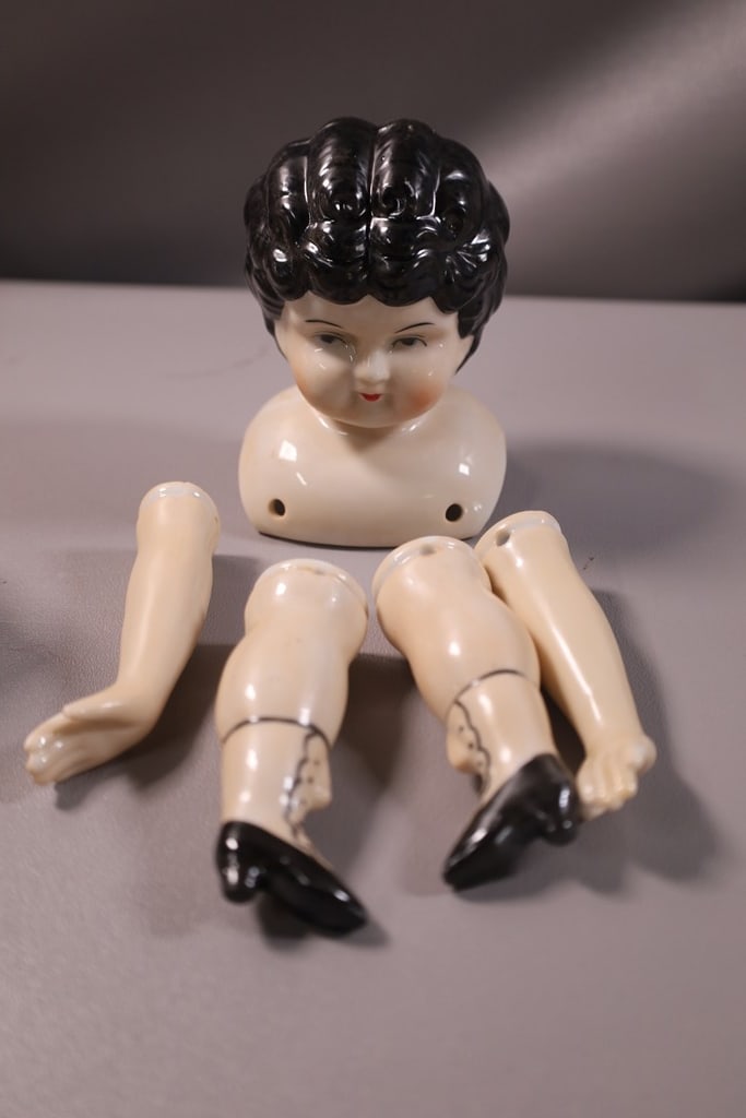 VINTAGE DOLL PARTS: A VINTAGE BRAND NEW OLD STOCK JAPAN DOLL HEAD, FEET AND HANDS. MARKED #5 
