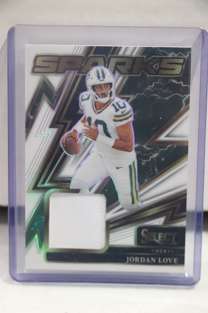 JORDAN LOVE 2025 PANINI SELECT WHITE PRIZM GAME USED JERSEY PATCH: 40/99. NEAR MINT OR BETTER CONDITION 