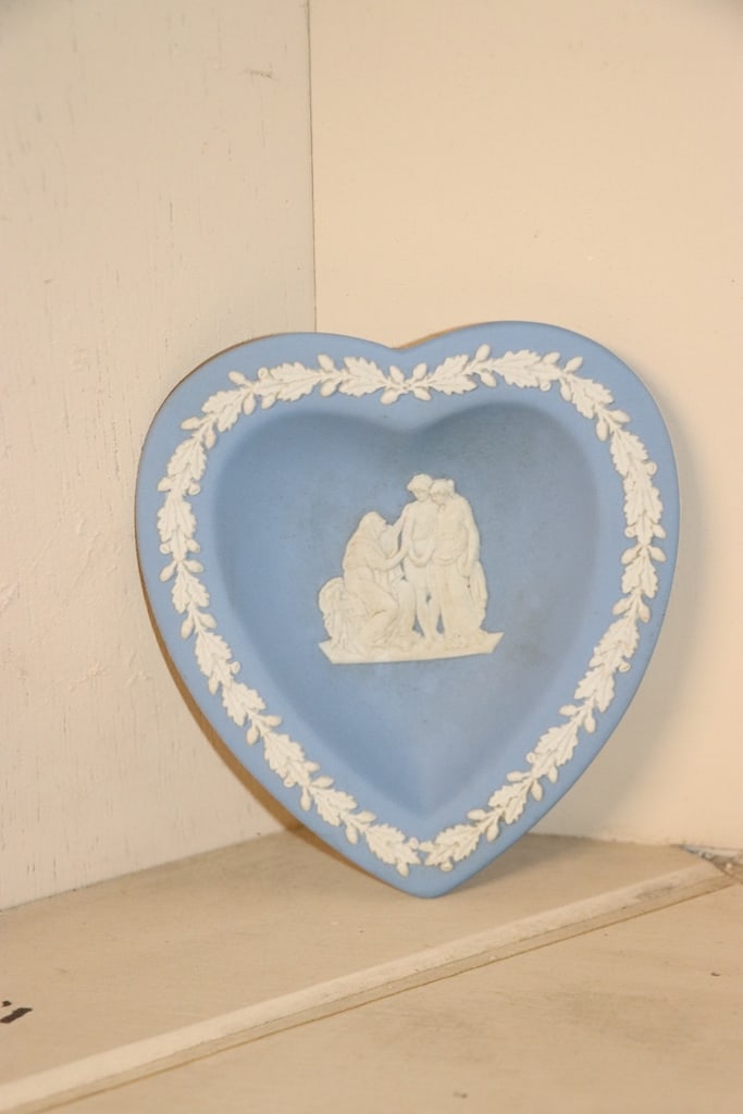 WEDGWOOD JASPERWARE: A WEDGWOOD CREAM ON LIGHT BLUE HEART TRINKET DISH. VERY GOOD CONDITION. 3.5" 