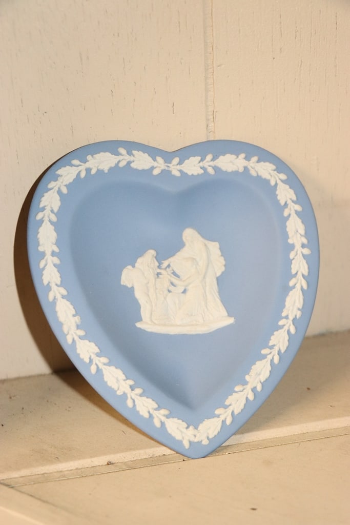 WEDGWOOD JASPERWARE: A WEDGWOOD CREAM ON LIGHT BLUE HEART TRINKET DISH. VERY GOOD CONDITION. 3.5" 