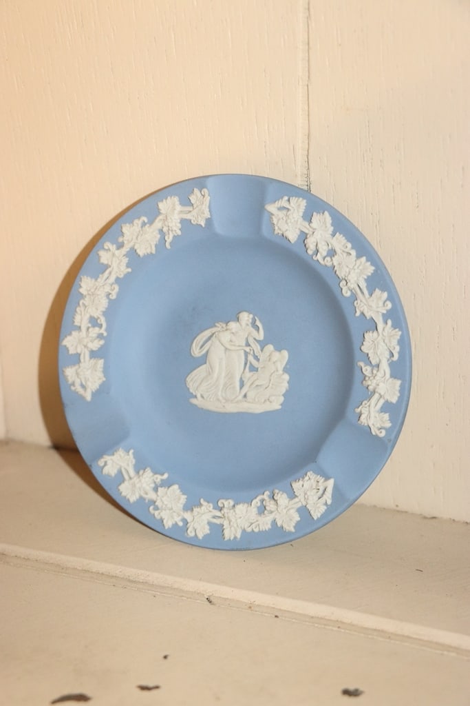 WEDGWOOD JASPERWARE: A WEDGWOOD CREAM ON LIGHT BLUE ROUND ASHTRAY. VERY GOOD CONDITION. 3.5" 