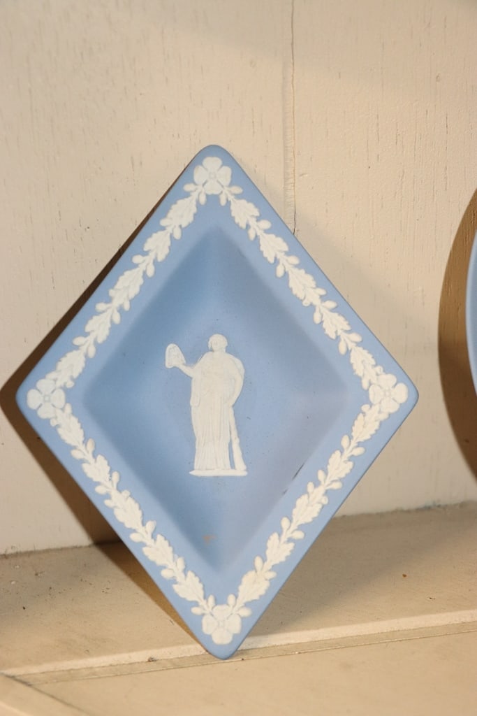 WEDGWOOD JASPERWARE: A WEDGWOOD CREAM ON LIGHT BLUE DIAMOND TRINKET DISH. VERY GOOD CONDITION. 3.5" 