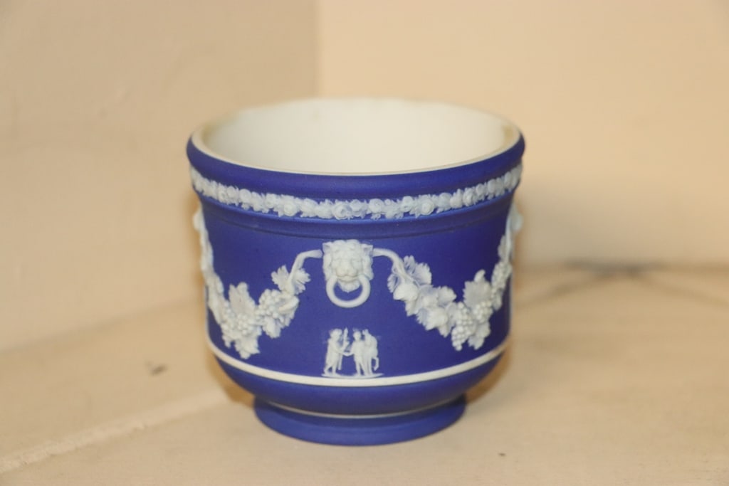WEDGWOOD JASPERWARE: A WEDGWOOOD CREAM ON DARK BLUE CUP. VERY GOOD CONDITION. 3.5" 