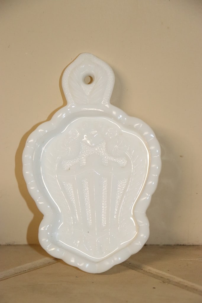 MILK GLASS: A VINTAGE MILK GLASS TRIVET DISH, VERY GOOD CONDITION. 4.5" 