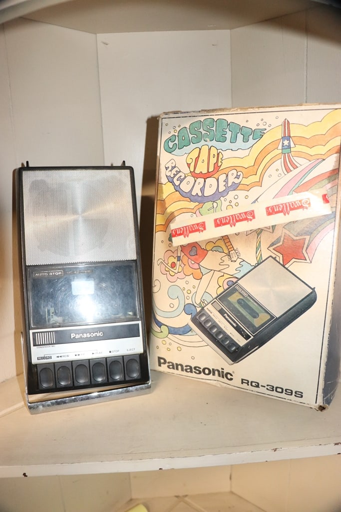 VINTAGE TAPE PLAYER: A VINTAGE PANASONIC TAPE PLAYER WITH BOX. UNTESTED 