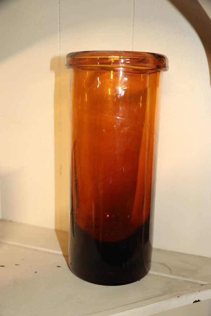 ART GLASS: A VINTAGE HEAVY ART GLASS AMBER VASE. VERY GOOD CONDITION. 12" 